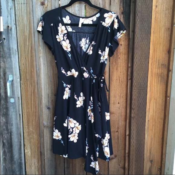 Target Dresses & Skirts - 🍯 Floral Wrap Style Side-Tie Dress